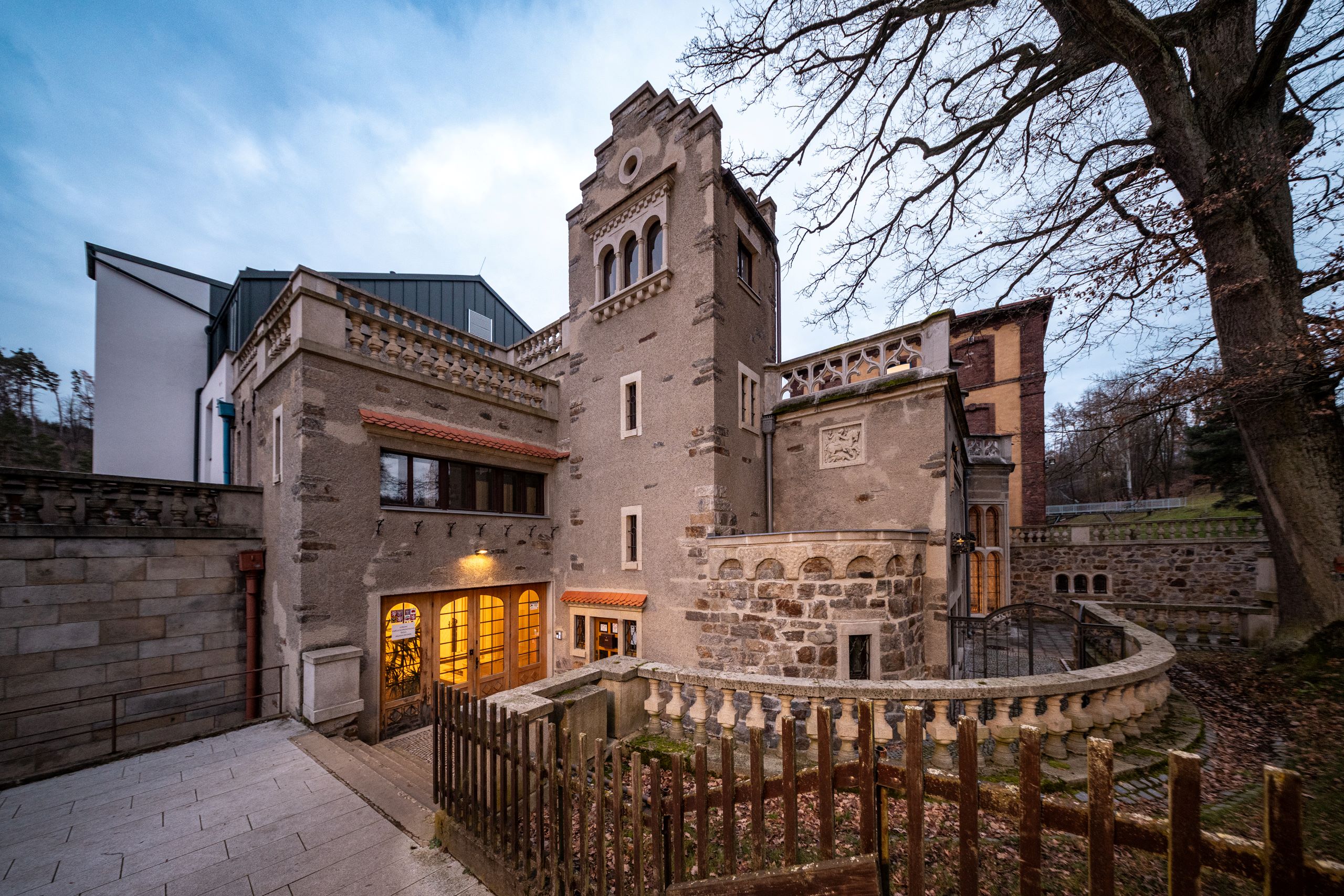 Komentovaná prohlídka Střední uměleckoprůmyslové školy, perla novogotického stylu v Heleníně