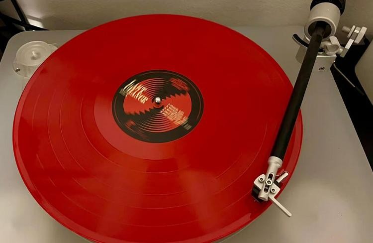 Burza LP desek, CD, MC a VHS