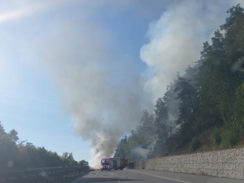 Požár kola na D1 v km 80 směr Praha
