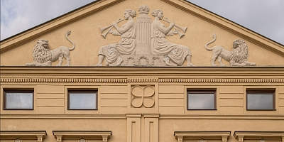 Majitelé a historické proměny domů U Zlatého Lva