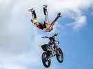 Robbie Maddison, hvězda freestyle motokrosu, přiveze 12. prosince do Jihlavy i své syny