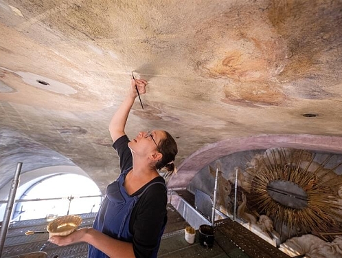 Malby v kostele sv. Ignáce znovu ožívají pod rukama restaurátorů