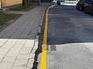 Plná žlutá čára = zákaz zastavení