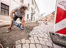Křížová ulice se opravuje za provozu