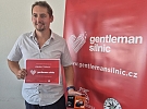 Neváhal a skočil pro ženu do rybníka – získal titul Gentleman silnic
