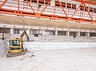FOTO: Plavce vystřídal v bazénu bagr