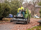 Úklid listí v Jihlavě může vypadat jako letní seč