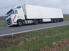 Kamion havaroval mezi Ledčí nad Sázavou a Hněvkovicemi, provoz je omezen