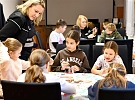 Děti přinesly strážníkům Vánoce přímo na služebnu