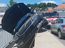 Drama na mostě ve Velkém Meziříčí: Auto po nárazu skončilo u zábradlí!