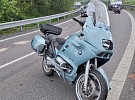 Motocyklista nezvládl předjíždění a druhý do něho narazil