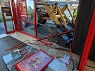 Řidič jedoucí s bagrem vyjel mimo komunikaci a narazil budovy obchodního domu