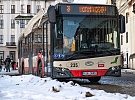 O korunu víc kartou. Stále ale levněji než hotově