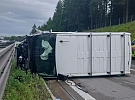 Řidič strhl na dálnici řízení a havaroval